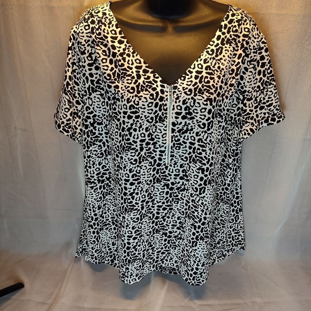Apt 9 Blouse Black & White Leopard Print Womens XL Short Sleeve Zip Vneck Career